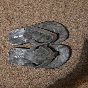New Rockin flip flops size 6